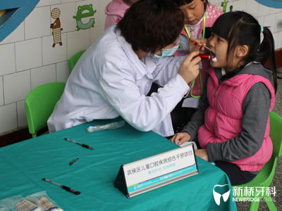 醫生正在窩溝封閉篩查口腔檢查